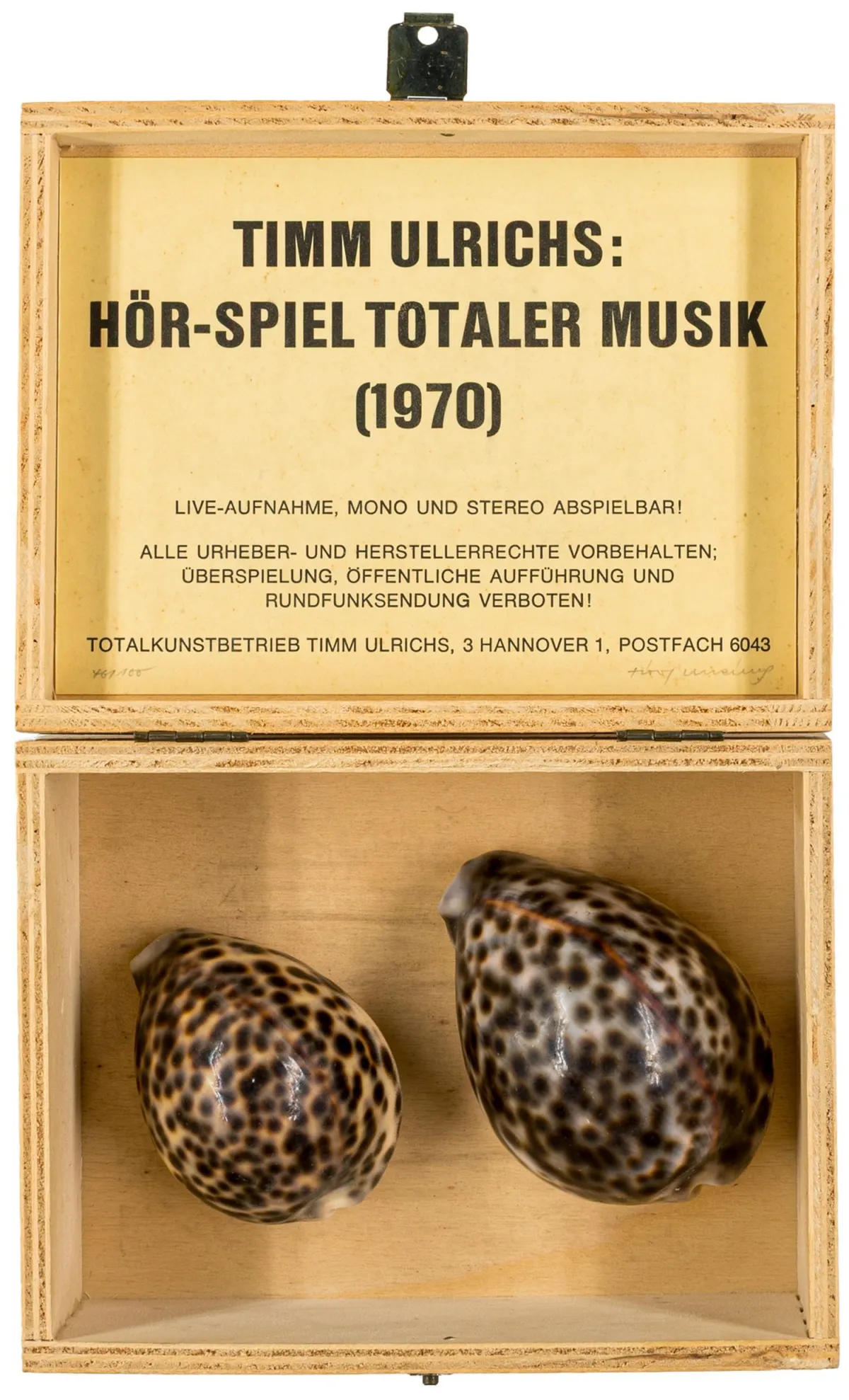 Fluxus – Ulrichs, Timm。Hör-Spiel totaler Musik。胶合板小盒中的 2 只虎贝。盒盖内装裱标题页。