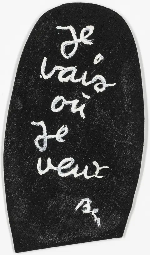 Fluxus – Vautier, Ben. Je vais ou je veux. Beschreven rubberen schoenzool. Rechtsonder gesigneerd "Ben". Ca. 16 x 9,5 cm.