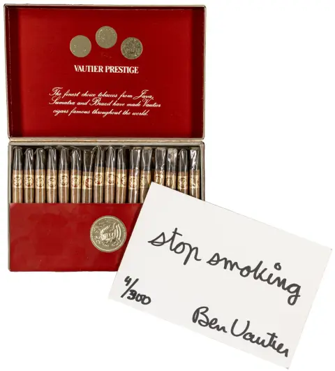 Fluxus – Vautier, Ben. Stop smoking. Kartonnen doos van het merk "Vautier Prestige" gevuld met cigarillo's met ingelegde kartonnen kaart, daar...