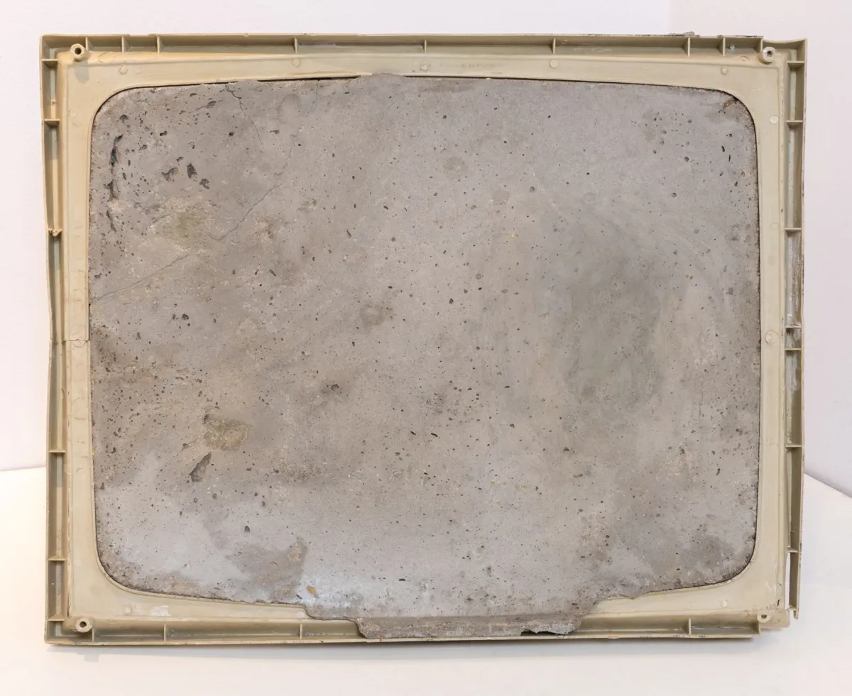 Fluxus – Vostell, Wolf. Endogene Depressionen Nr.9. 混凝土雕塑，内嵌塑料框。1985年。尺寸：35 x 44 x 18 厘米。状况非常…