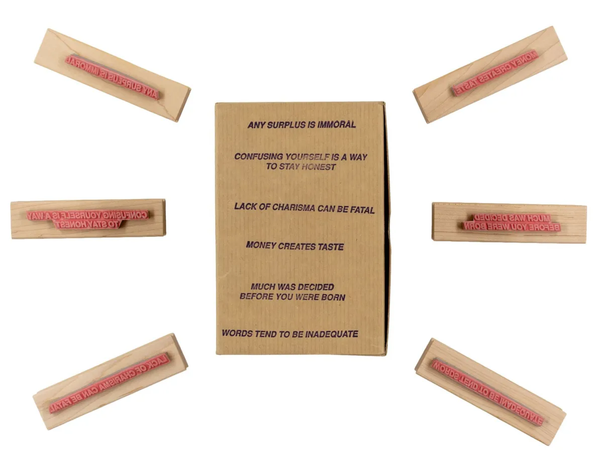 Holzer, Jenny – Truisms Stamp Set。6枚印刷木柄印章，带橡胶文字印版和黑色印泥，装于原装纸盒