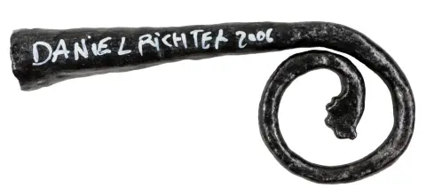 Meese, Jonathan e Daniel Richter – Mitra vescovile. Ceramica, finitura nera. Firmata e datata da entrambi gli artisti con pennarello bianco...