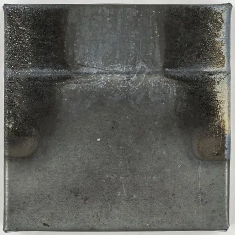 Salentin, Hans – Quadrato. Lamiera di zinco scolorita su truciolare. Firmato, datato e numerato al verso. Esemplare: 5/8. 2004. 10 x 10 x 2 cm