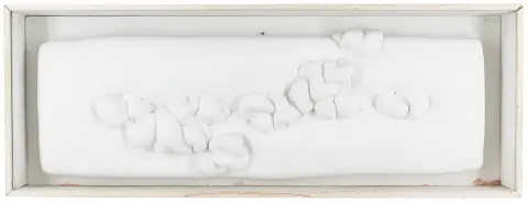 Spindel, Ferdinand – Senza titolo. Oggetto in materiale spugnoso, dipinto di bianco, in cornice a cassetta con vetro in plexiglas