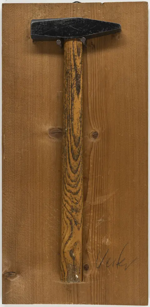 Uecker, Günther – Do it yourself. Fallo da solo. Martello (DIN 1041) su tavola massiccia di legno tenero con due chiodi.…