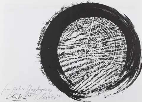 Uecker, Günther – Jahrringe (auguri di Capodanno della galleria Erker, St. Gallen). Litografia su carta vergata. In basso a sinistra firmata, datata e dedicata a matita, nonché firmata e datata nella lastra. 2003/2004. Dimensioni motivo: 30,5 x 32,5 cm. Dimensioni foglio: 30,5 x 43 cm. Al verso con denominazione tipografica della galleria Erker. - Il foglio è montato a punti su supporto, con piega centrale intrinseca all'opera appena visibile, in alto a sinistra con sporcizia molto lieve, per il
