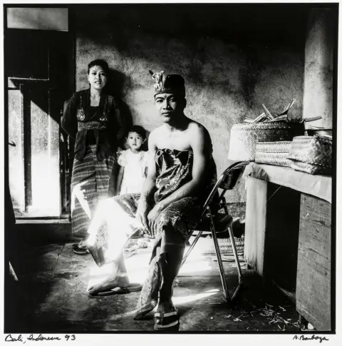 Barboza, Anthony – Bali, Indonesië. Zilvergélatine. Vintage. Gesigneerd rechtsonder met zwarte viltstift en getiteld en gedateerd linksonder. 1993.