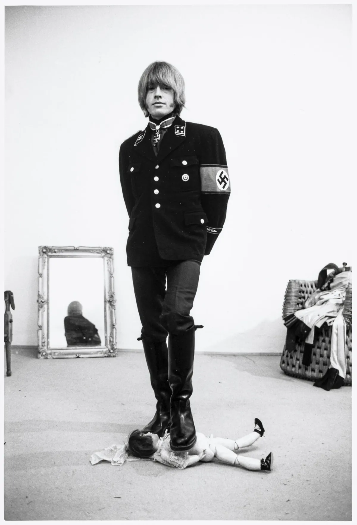 Bokelberg, Werner – Brian Jones v nacistické uniformě. 3 fotografie.