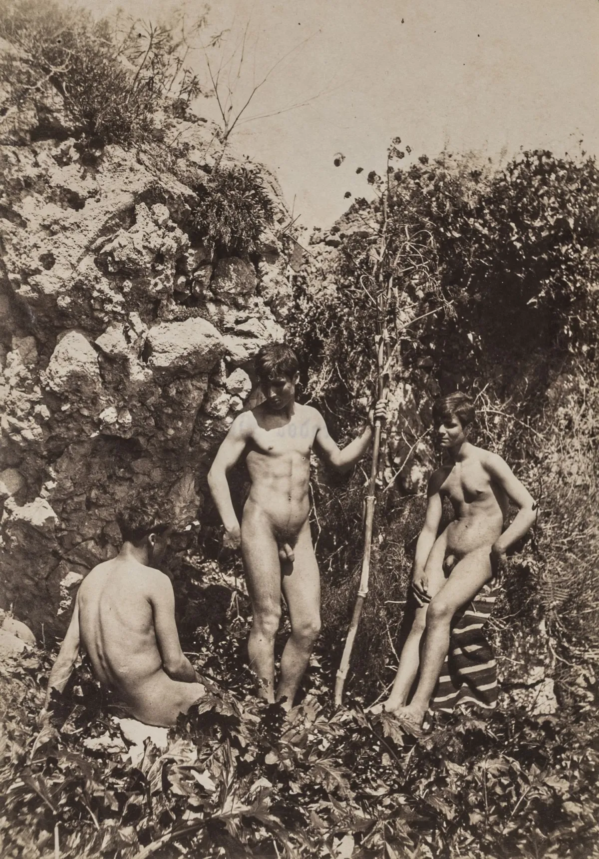 Gloeden, Wilhelm von – Drie jonge mannen. Albumine. Vintage.