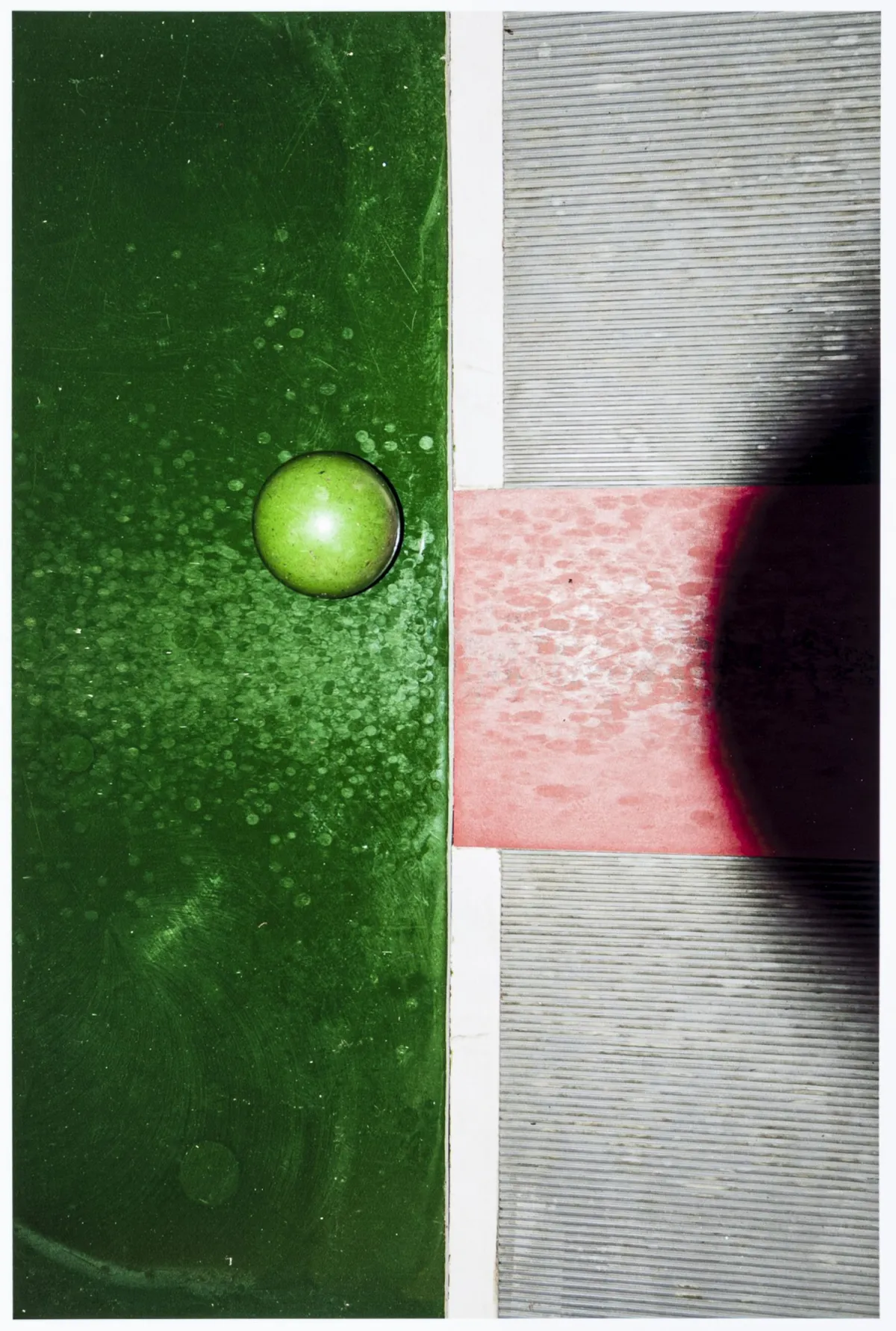 Grützner, Andrea – Erbgericht. C-print. Verso met zwarte vezelstift gesigneerd, gedateerd en als "Arbeitsprint" aangeduid. 2016.…