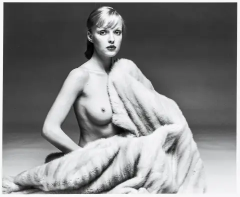 Gundlach, Franz Christian – Christa en vison. Gélatine argentique. Signé, titré et daté au verso, avec tampon de photographe.