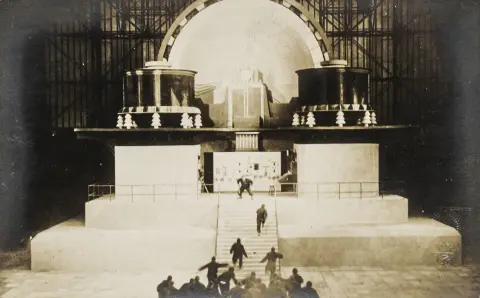 Harbou, Horst von – Metropolis. Radnici napadaju stroj-srce. Originalna fotografija. Vintage. Srebrna želatina. Tonirano (1927). 85…