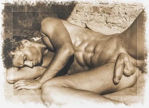 Homoseksualnost – LGBTQ – Kingdome 19 (to jest Daniel Schunack). Dvije akt fotografije. Srebrna želatina na barit papiru, sepija ton. Vintage.