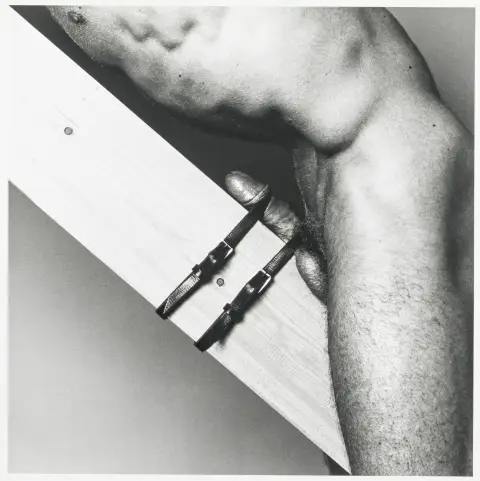 Homosexualité - LGBTQ – Manen, Hans van. Strapped - Thys. Gélatine argentique sur carton fin. Vintage.