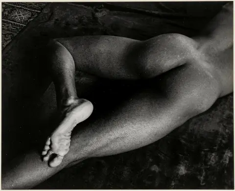 Homosexualité - LGBTQ – White, Minor. Nu, pied nu (San Francisco). Gélatine argentique, contrecollée sur carton. 1947 / tirage probablement postérieur.