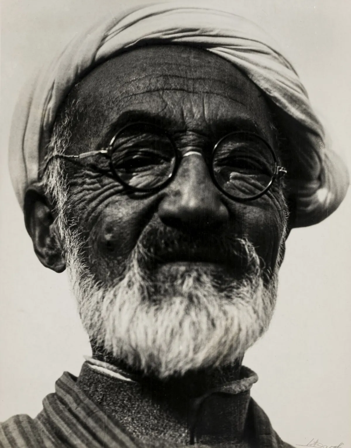Jacobi, Lotte – 乌兹别克斯坦一位学者的肖像。（Usta Shirin Murodov？）。明胶银盐。Vintage。右下角签名"Lotte…