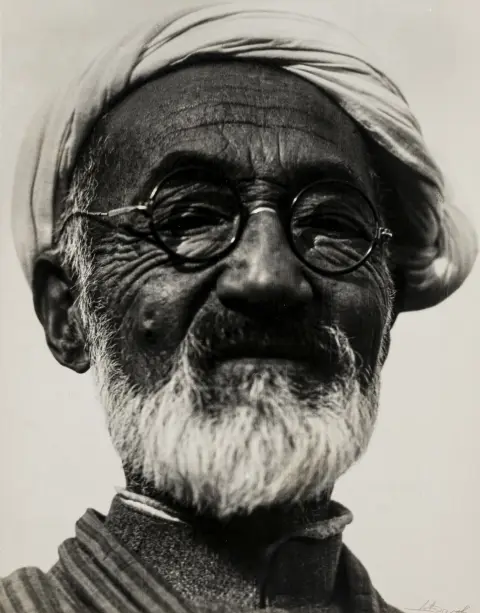 Jacobi, Lotte – Portrait d'un savant en Ouzbékistan. (Usta Shirin Murodov ?). Gélatine argentique. Vintage.