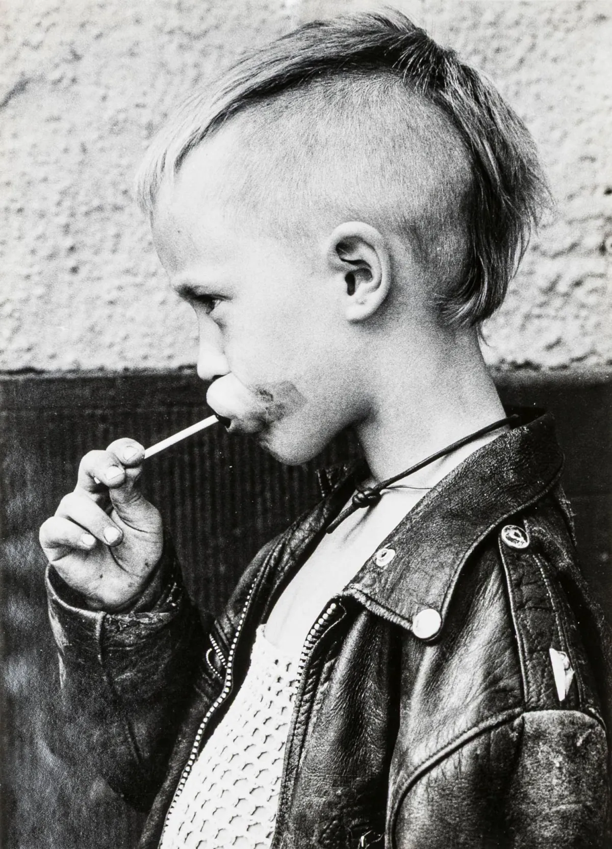 Krolow, Wolfgang – Punk Kid。2 幅溴化银明胶照片，相纸。复古。背面均有签名。1981 年。画面尺寸：39,3 x 28,5 厘米…