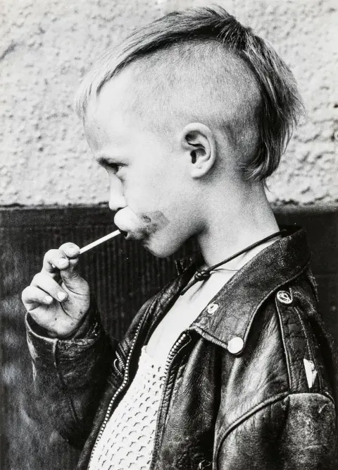 Krolow, Wolfgang – Punk Kid. 2 tirages bromure d'argent sur papier photo. Vintage. Signés au verso. 1981. Dimensions : 39,3 x 28,5 cm et 39,8 x 27,6 cm.