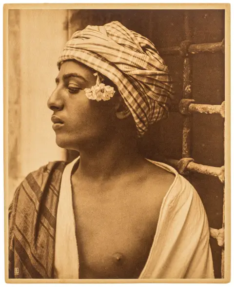 Lehnert & Landrock – Ahmed. Photogravure teintée. Vintage. Signet du photographe et numéro de motif « 2141 » en bas à gauche. Vers 1910. Dimensions : 30 x 24 cm.