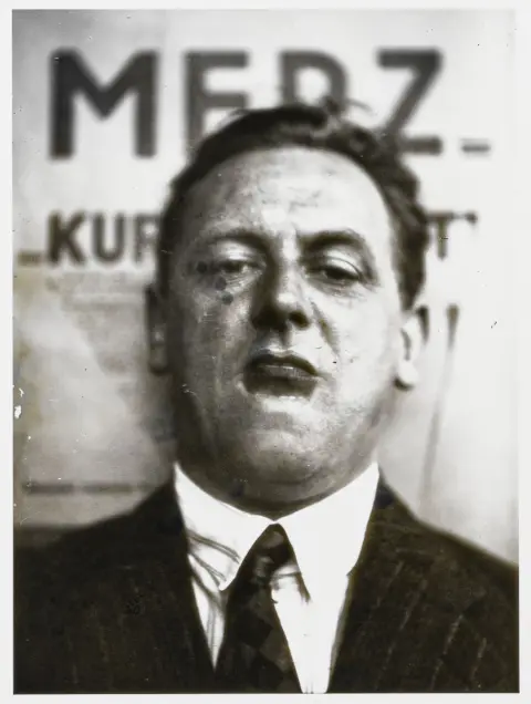 Lissitzky, El – Cinq photographies. Gélatine argentique. Nouveaux tirages à partir du négatif sur verre pour Griffelkunst, 1985. Dimensions de la feuille : 40 x 30 cm.