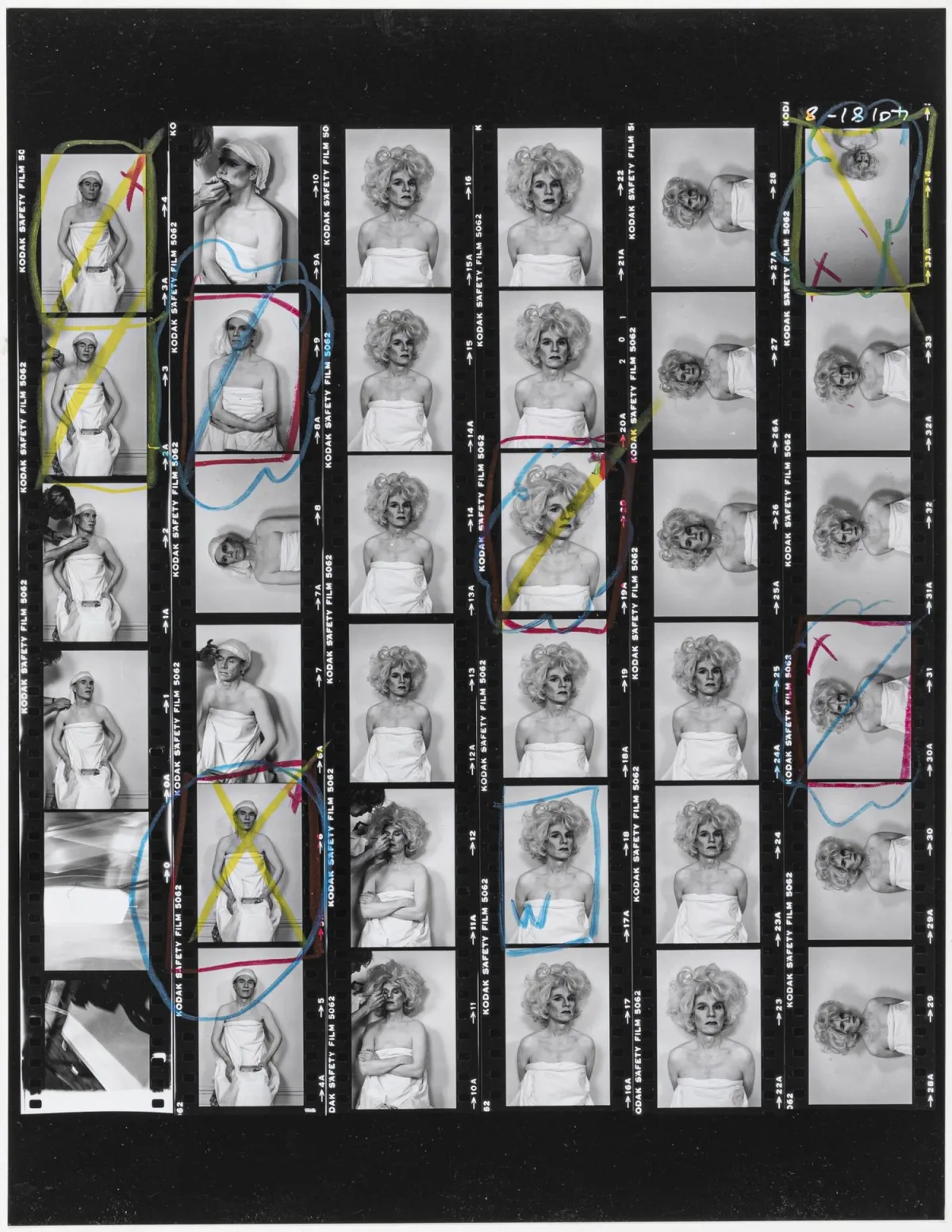 Makos, Christopher – Lady Warhol. Planche contact avec 34 portraits d'Andy Warhol, la plupart avec perruque blonde, avec annotations manuscrites.