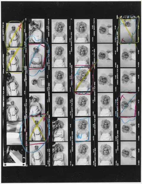 Makos, Christopher – Lady Warhol. Planche contact avec 34 portraits d'Andy Warhol, la plupart avec perruque blonde, avec annotations manuscrites.