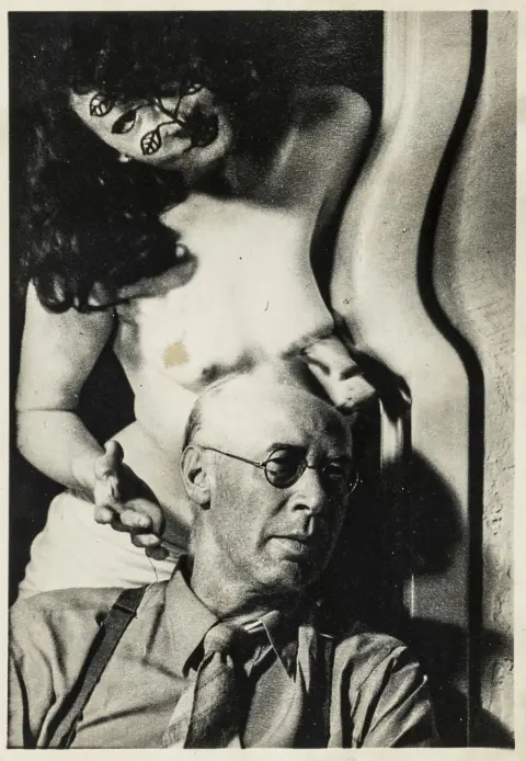Man Ray – Henry Miller et Margaret Neiman. Gélatine argentique. Vintage. Au verso avec les tampons "A60". 1942. Dimensions de la feuille : 12 x 8,5 cm.