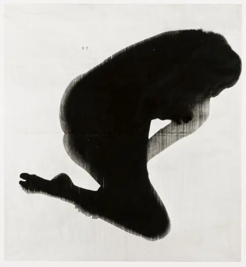 Neusüss, Floris M – Silhouettes de corps entiers. 3 photographies. Vintage. Gélatine argentique sur papier Agfa. Chacune au verso avec...