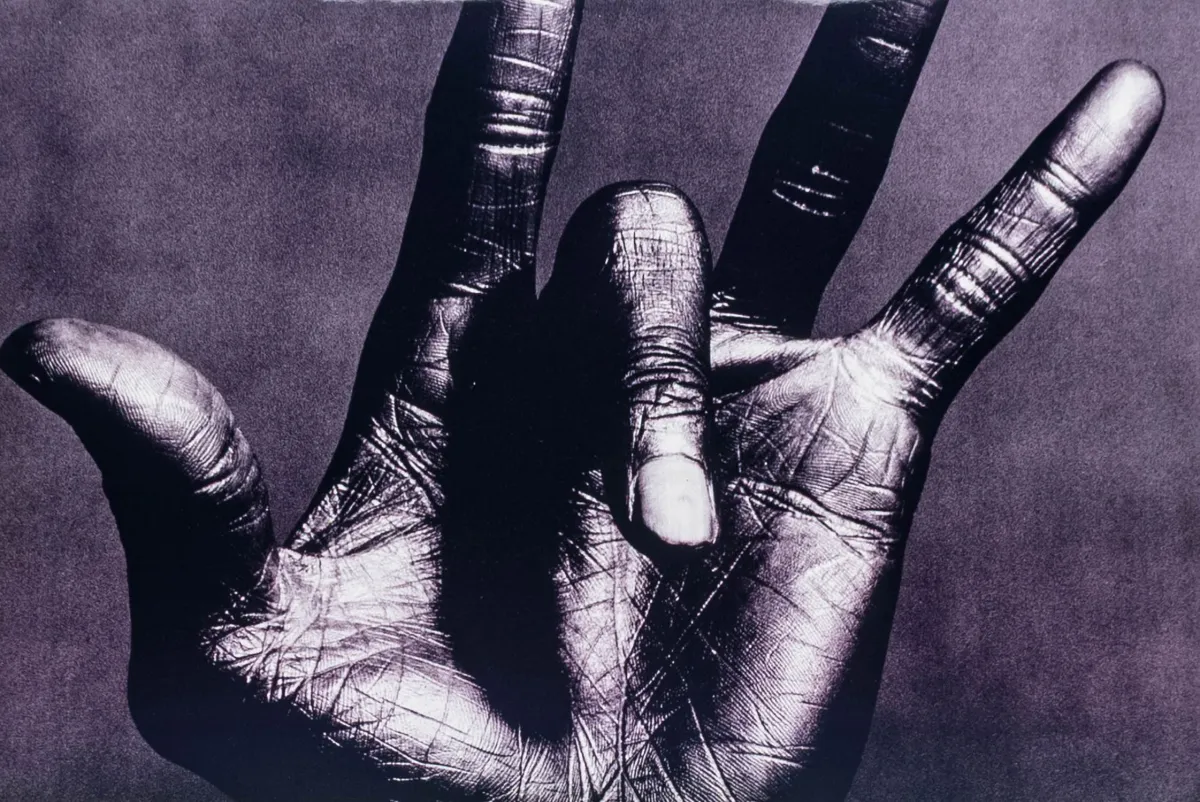 Penn, Irving – The Hand of Miles Davis (Ausschnitt)。Fujicolor 上的银盐明胶。