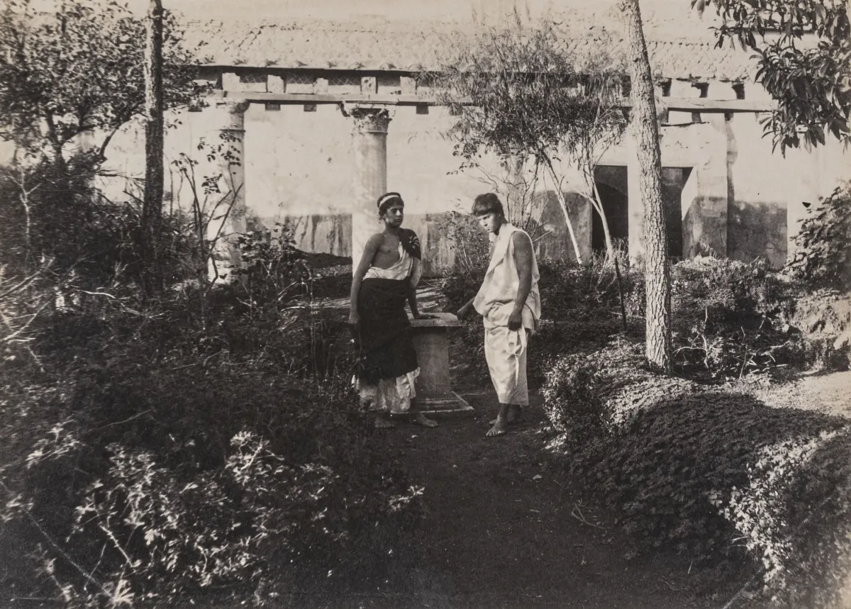 Plüschow, Wilhelm – 两名年轻男子的田园场景。蛋白照片。复古。背面有摄影师印章"Guglielmo Plüschow…