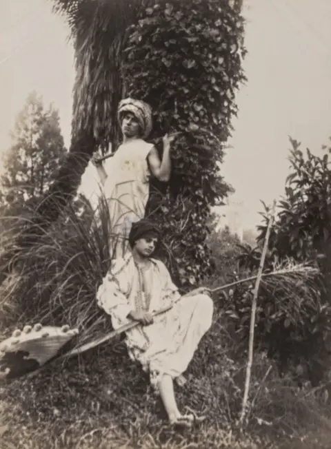 Plüschow, Wilhelm – Deux garçons au turban dans le jardin de palmiers. Albumine. Vintage.