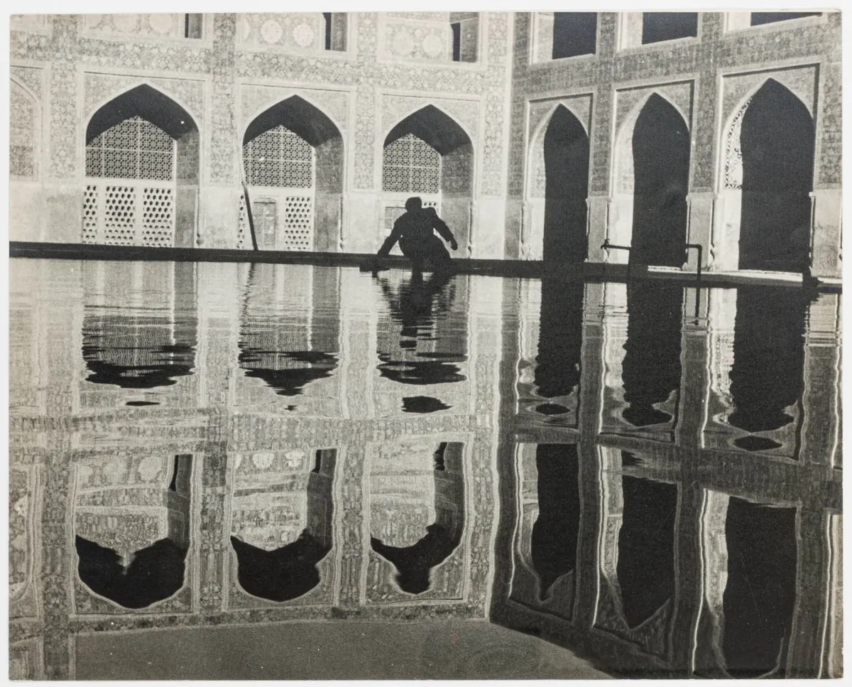Riboud, Marc – 伊斯法罕。Masjid-Shah清真寺著名多彩瓷砖倒映其中的水池。明胶银盐。