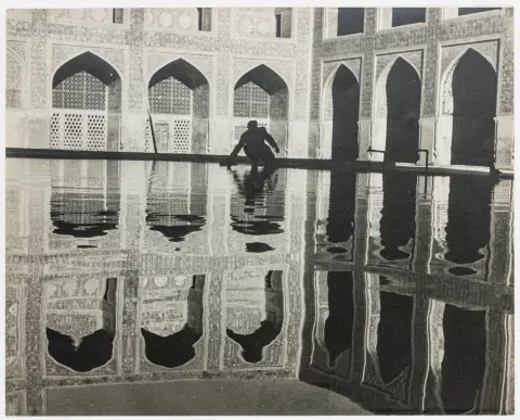 Riboud, Marc – Ispahan. Bassin reflétant les célèbres faïences multicolores de la mosquée Masjid-Shah. Gélatino-argentique.