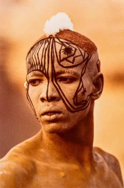 Riefenstahl, Leni – Portrait de la série Nuba. C-print sur Kodak. Vers 2000. Env. 50,5 x 40,5 cm.
