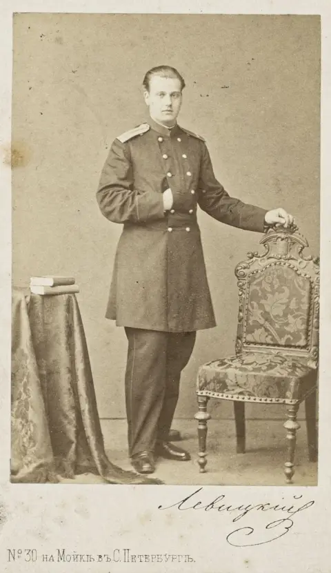Dynastie Romanov – Grand-duc Aleksej Aleksandrovich (ou tsarévitch Aleksandr Aleksandrovich de Russie, couronné : Aleksandr III ?), en uniforme.