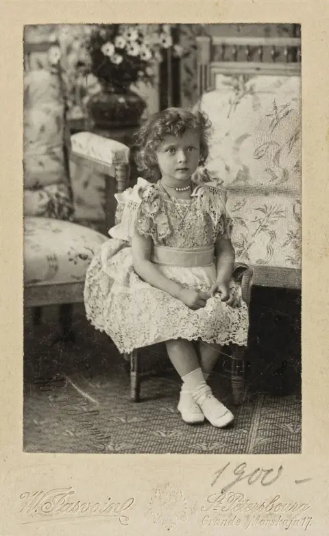Dynastie Romanov – Grande-duchesse Tatiana Nikolaevna. Carte cabinet, en pied assise enfant