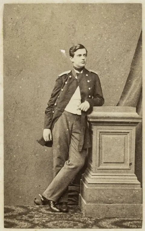 Dynastie Romanov – Grand-duc Vladimir Aleksandrovitch, jeune homme en tunique d'uniforme (carte de visite, en pied appuyé contre un piédestal)