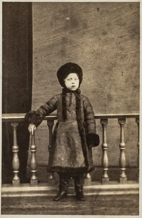 Dynastie Romanov – Portrait d'un enfant grand-duc en fourrure d'hiver, probablement le grand-duc Sergej Aleksandrovich (carte de visite)