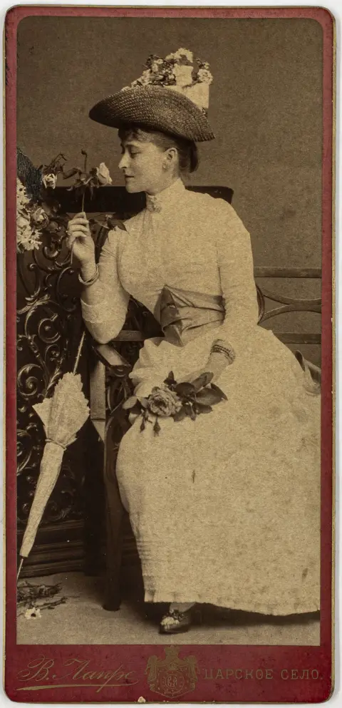 Dynastie Romanov – Princesse Ella de Hesse, après son arrivée en Russie (carte cabinet format Makart, en pied, assise)