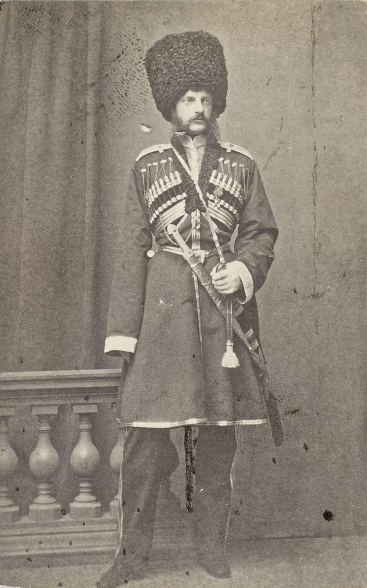 Dynastia Romanowów – Car Aleksander II Rosji, w mundurze kozackim (carte de visite, w całej postaci, stojący)