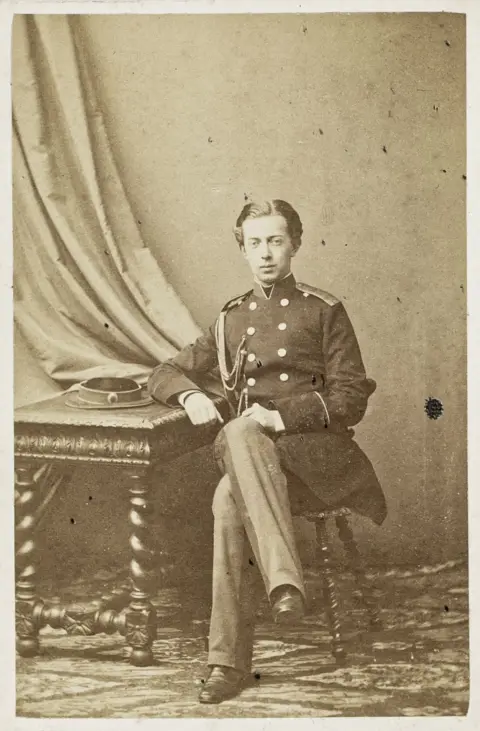 Dinastija Romanov – carević Nikolaj Aleksandrovič (ostao neokrunjen) u uniformi (carte de visite, cijeli lik, sjedeći)