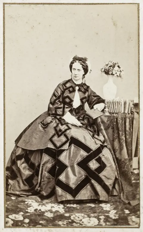 Dinastija Romanov – carica Marija Aleksandrovna Ruska (carte de visite, cijela figura sjedeći)