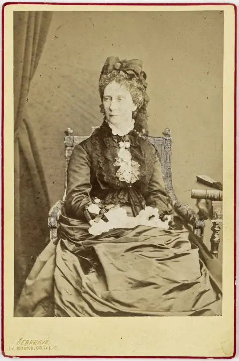 Dinastija Romanov – carica Marija Aleksandrovna Ruska, princeza od Hessen-Darmstadta (carte cabinet, dopojasni, sjedeći)