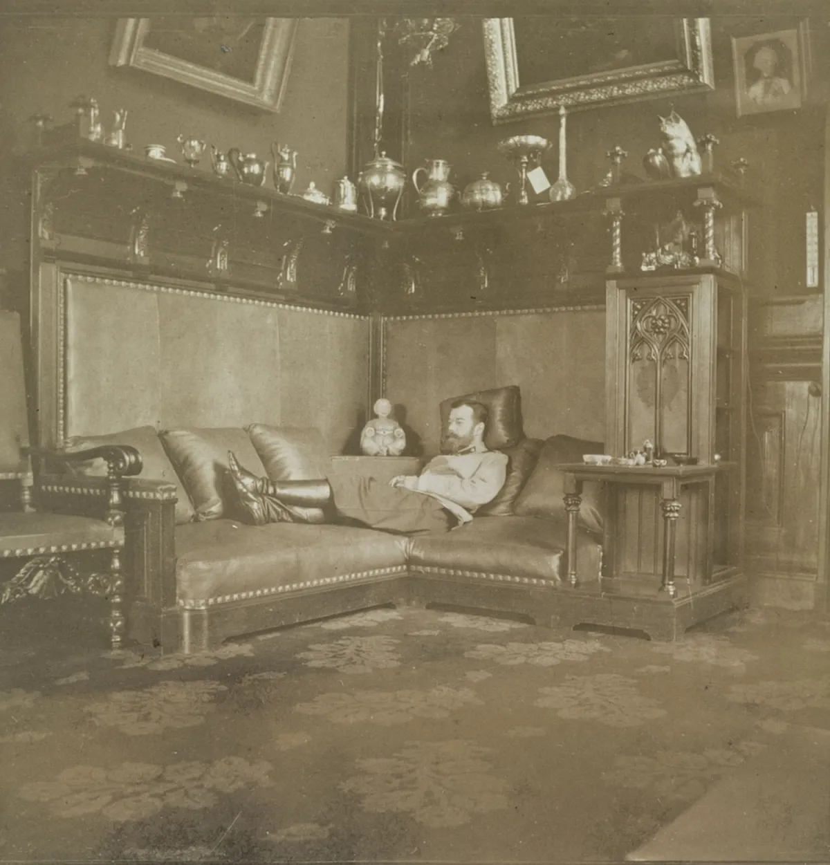 Romanov-dynastie – tsaar Nikolaj II van Rusland, rustend in uniform, neogotisch kabinetinterieur