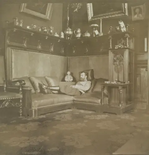 Dinastija Romanov – car Nikolaj II. Ruski, odmara se u uniformi, u neogotičkom interijeru kabineta