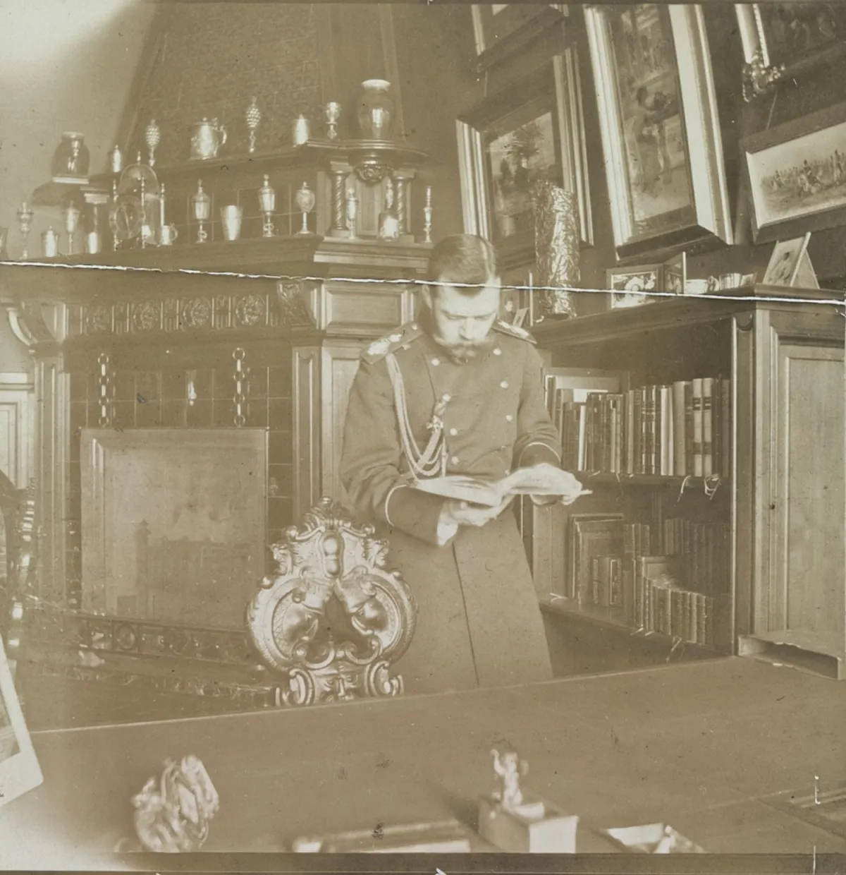 Dynastie Romanov – Tsar Nikolaj II de Russie (debout, lisant), probablement dans son bureau du palais Alexandre