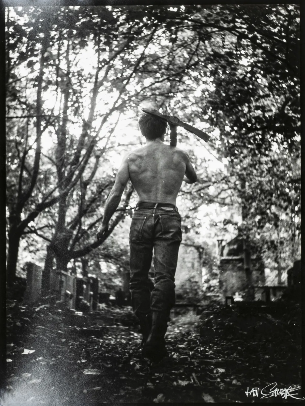 Saudek, Jan – 无题。（墓园中持镐自画像）。银盐明胶，棕色纸胶带边框。Vintage。