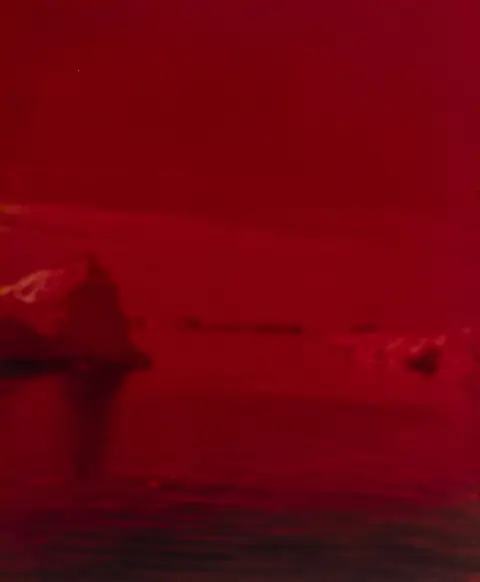 Steffensen, Erik – Orangered Icebergs. C-print na sjajnom PE papiru, laminiran na Forex. Na poleđini potpis, broj i datum.