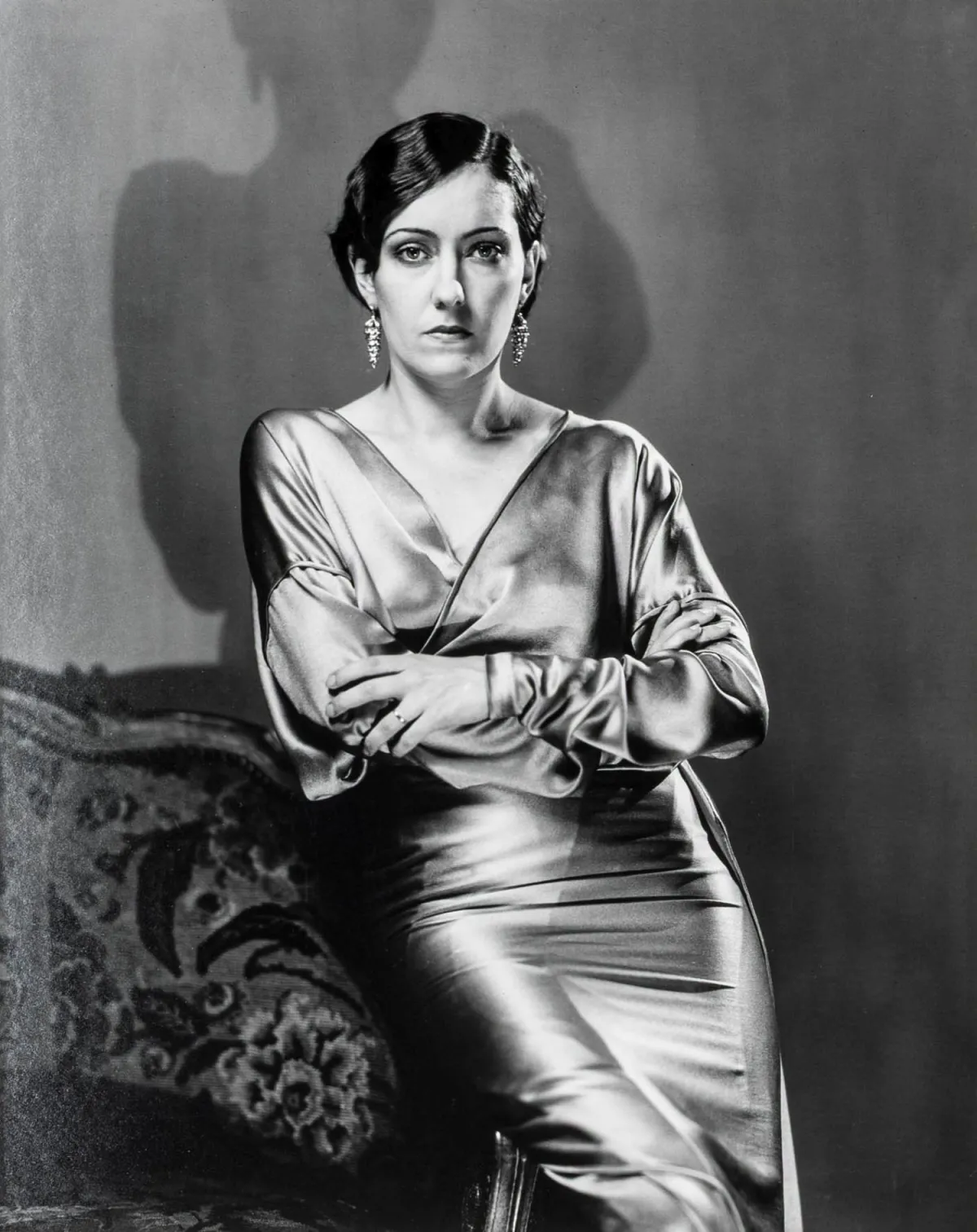 Steichen, Edward J – Gloria Swanson。银盐明胶。后期印相。背面衬纸上贴有标签，标签以排版方式